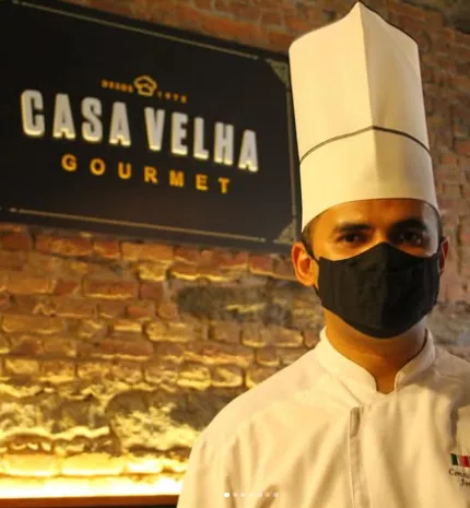 Joel Pinheiro no salão do restaurante Casa Velha Gourmet