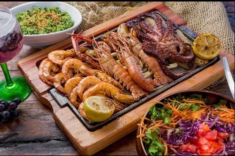 Tábua de frutos do mar com camarões, lagostins e polvo